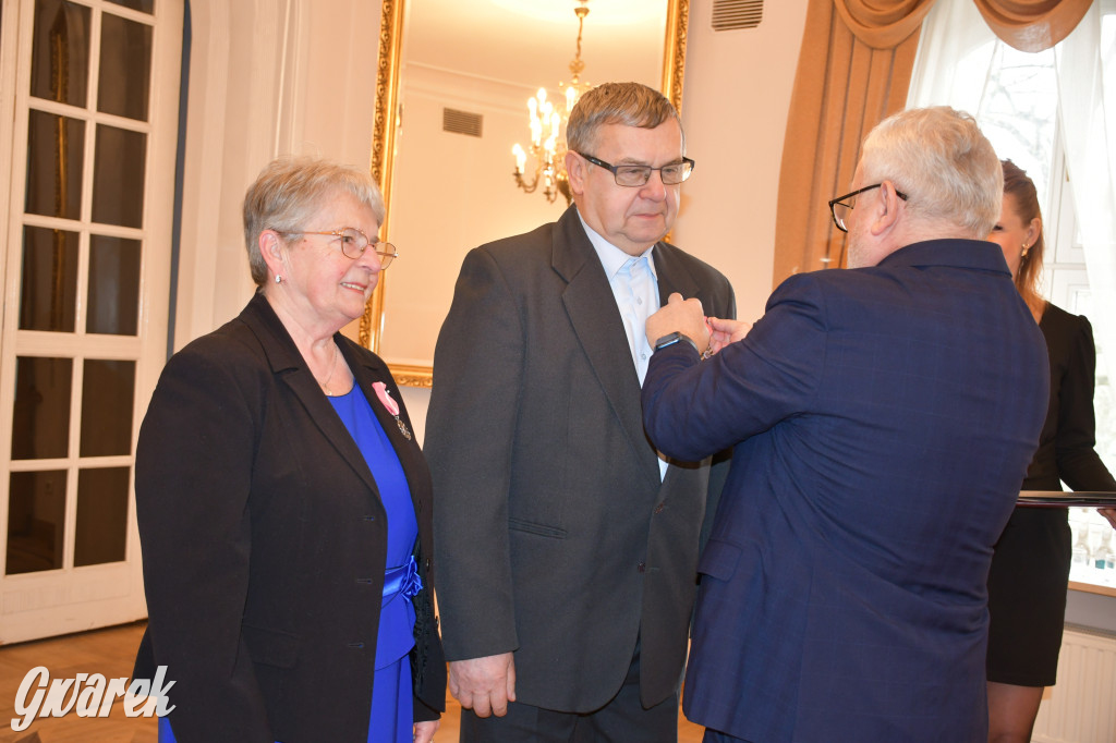 Tarnowskie Góry. 7 złotych par i 1 szmaragdowa