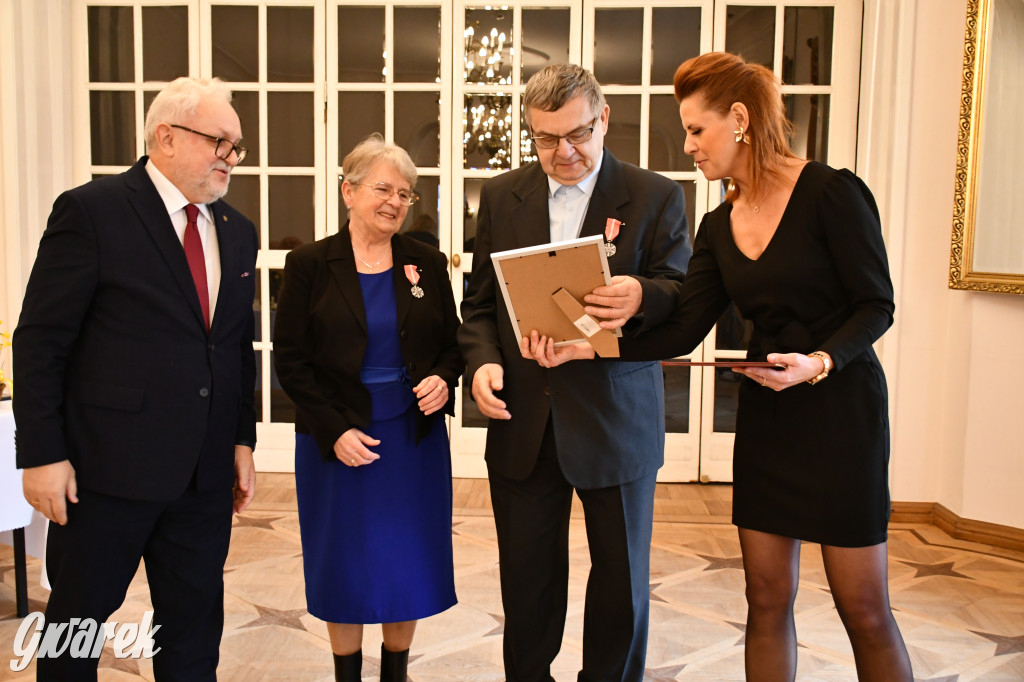 Tarnowskie Góry. 7 złotych par i 1 szmaragdowa