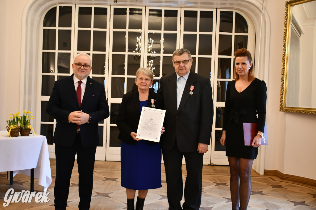 Tarnowskie Góry. 7 złotych par i 1 szmaragdowa