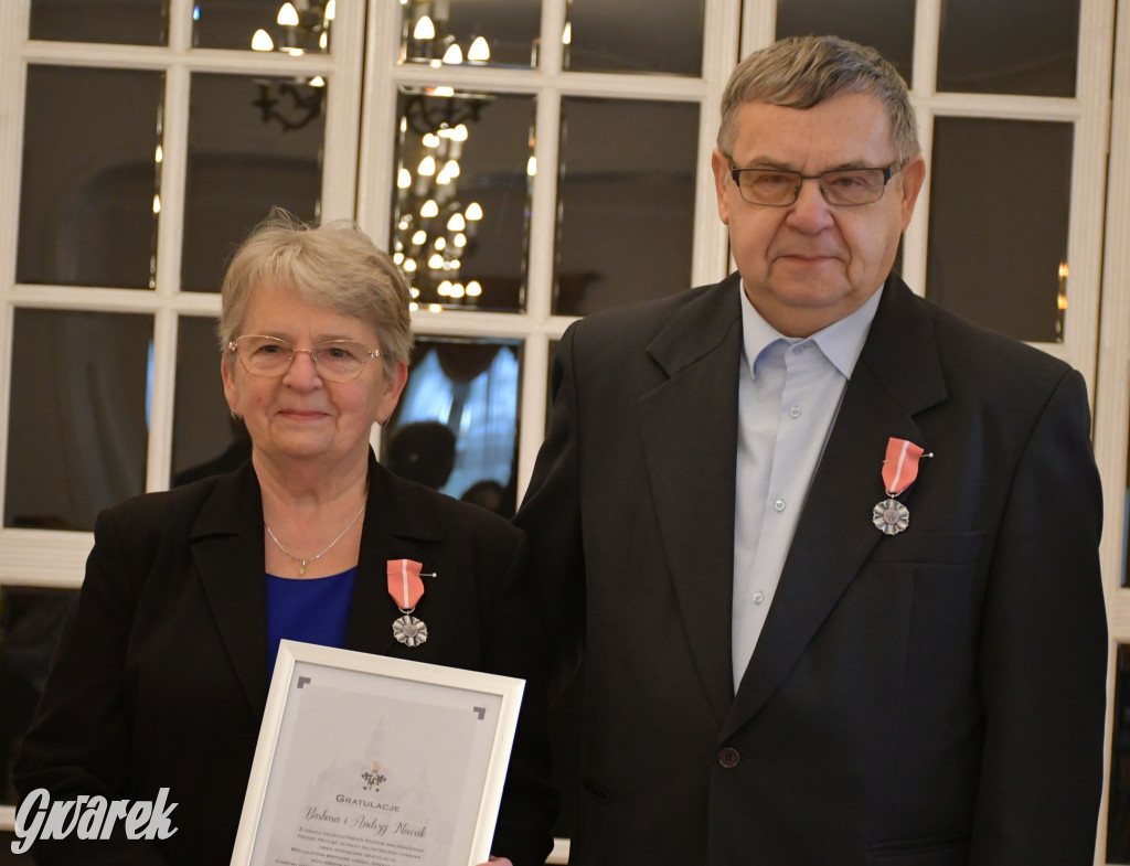 Tarnowskie Góry. 7 złotych par i 1 szmaragdowa