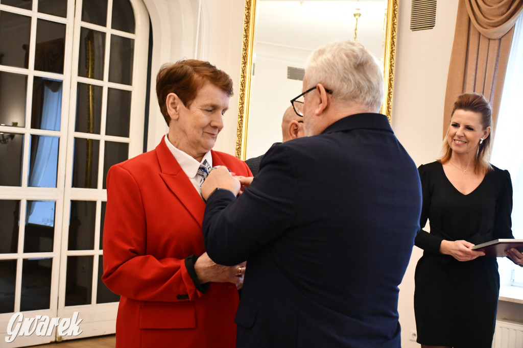 Tarnowskie Góry. 7 złotych par i 1 szmaragdowa