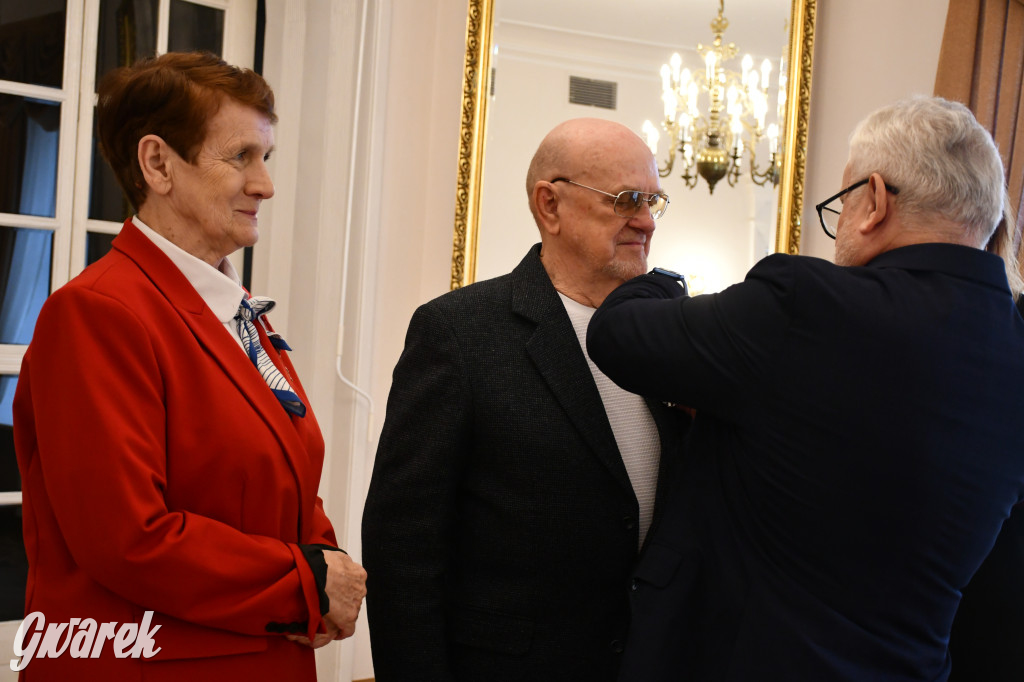 Tarnowskie Góry. 7 złotych par i 1 szmaragdowa