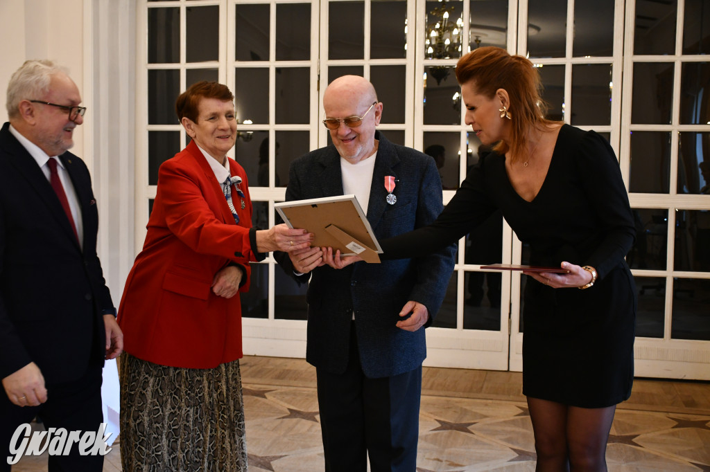 Tarnowskie Góry. 7 złotych par i 1 szmaragdowa