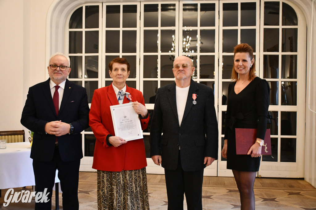 Tarnowskie Góry. 7 złotych par i 1 szmaragdowa