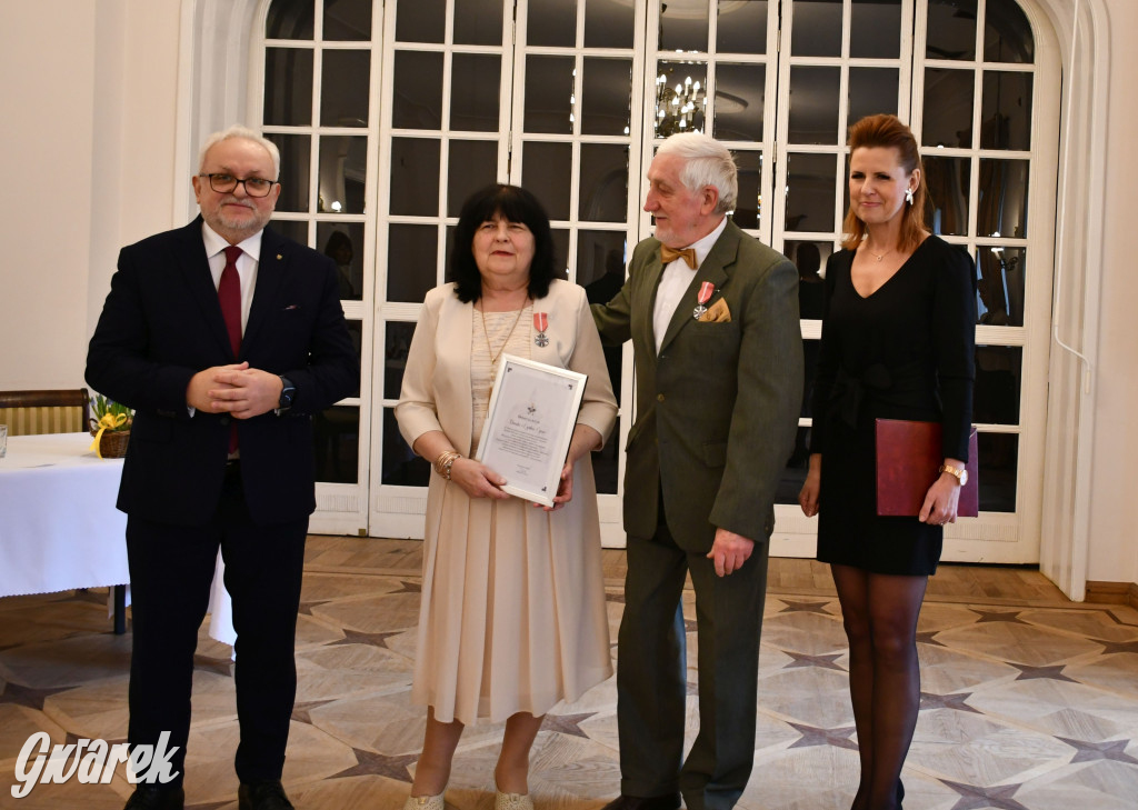 Tarnowskie Góry. 7 złotych par i 1 szmaragdowa