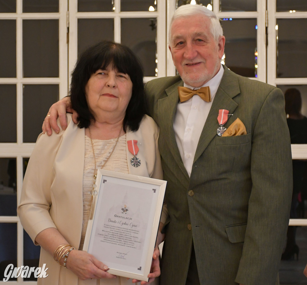 Tarnowskie Góry. 7 złotych par i 1 szmaragdowa