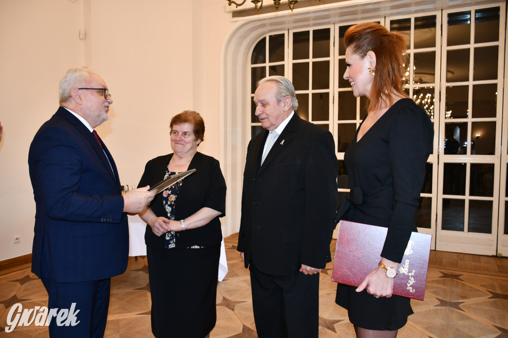 Tarnowskie Góry. 7 złotych par i 1 szmaragdowa