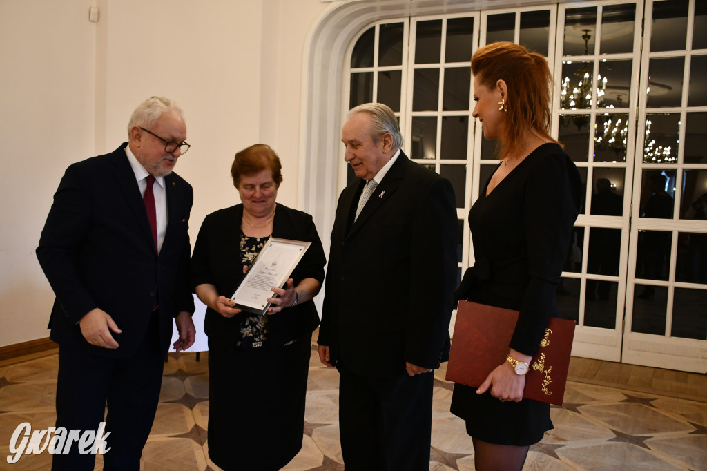 Tarnowskie Góry. 7 złotych par i 1 szmaragdowa