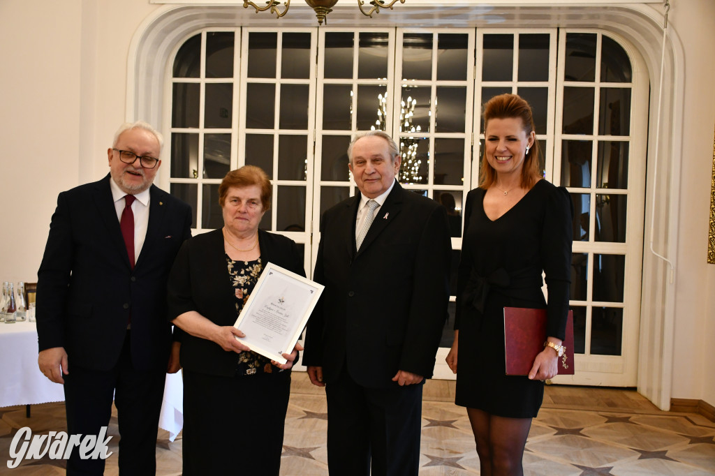 Tarnowskie Góry. 7 złotych par i 1 szmaragdowa