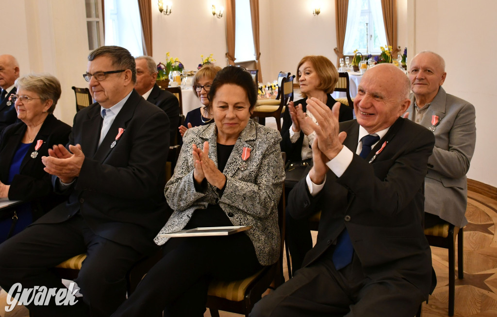 Tarnowskie Góry. 7 złotych par i 1 szmaragdowa