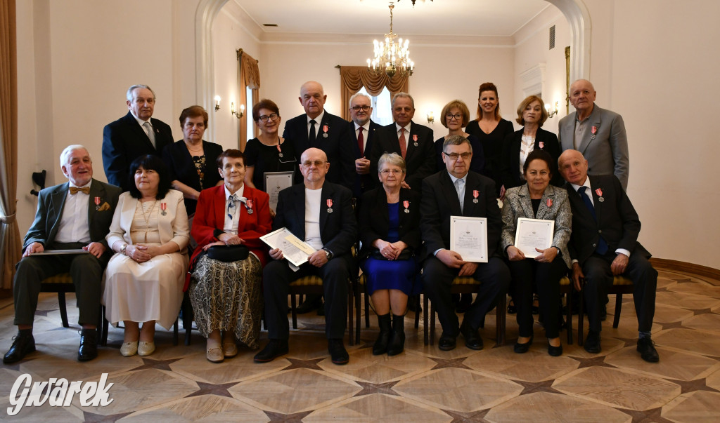 Tarnowskie Góry. 7 złotych par i 1 szmaragdowa