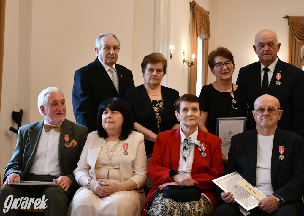 Tarnowskie Góry. 7 złotych par i 1 szmaragdowa