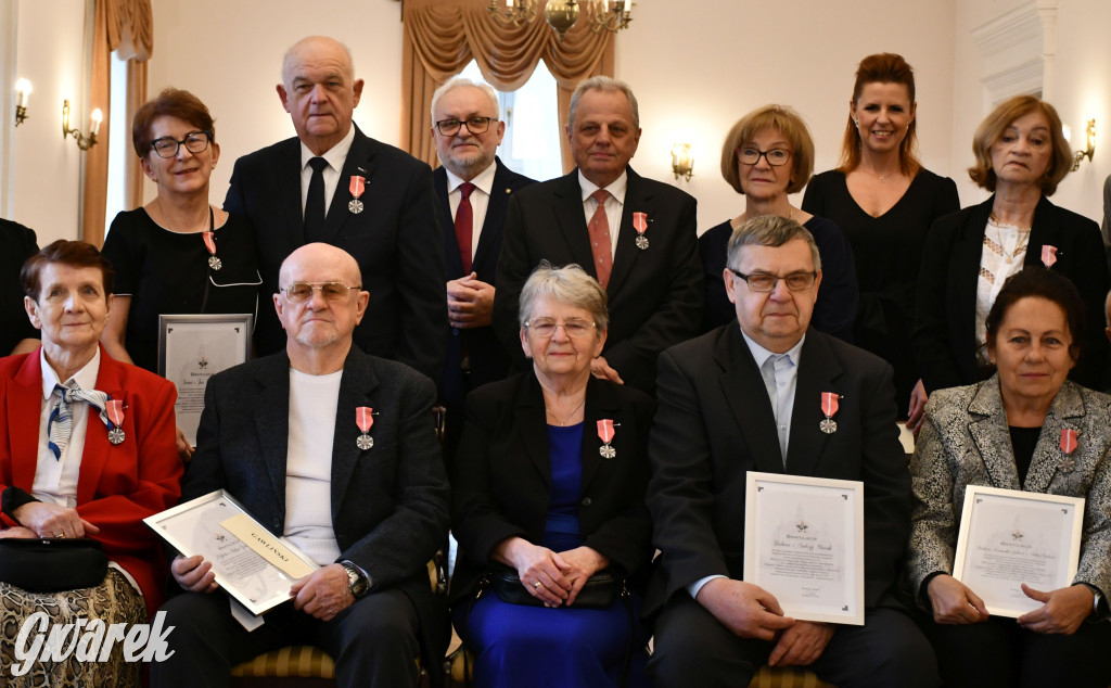 Tarnowskie Góry. 7 złotych par i 1 szmaragdowa