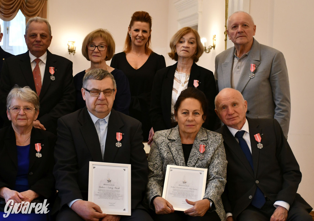 Tarnowskie Góry. 7 złotych par i 1 szmaragdowa