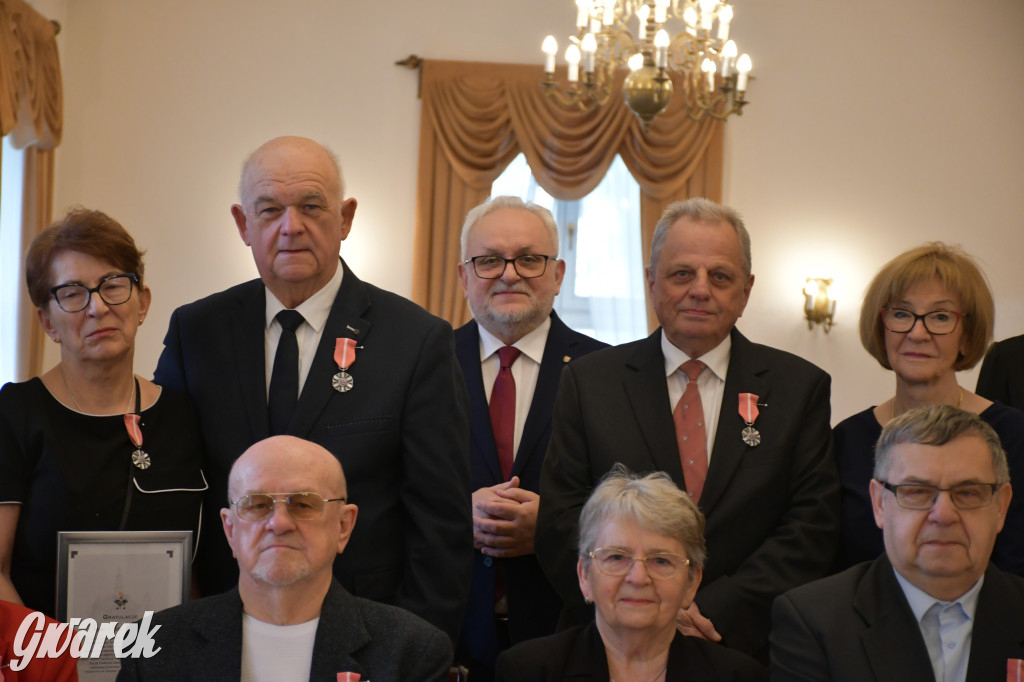 Tarnowskie Góry. 7 złotych par i 1 szmaragdowa