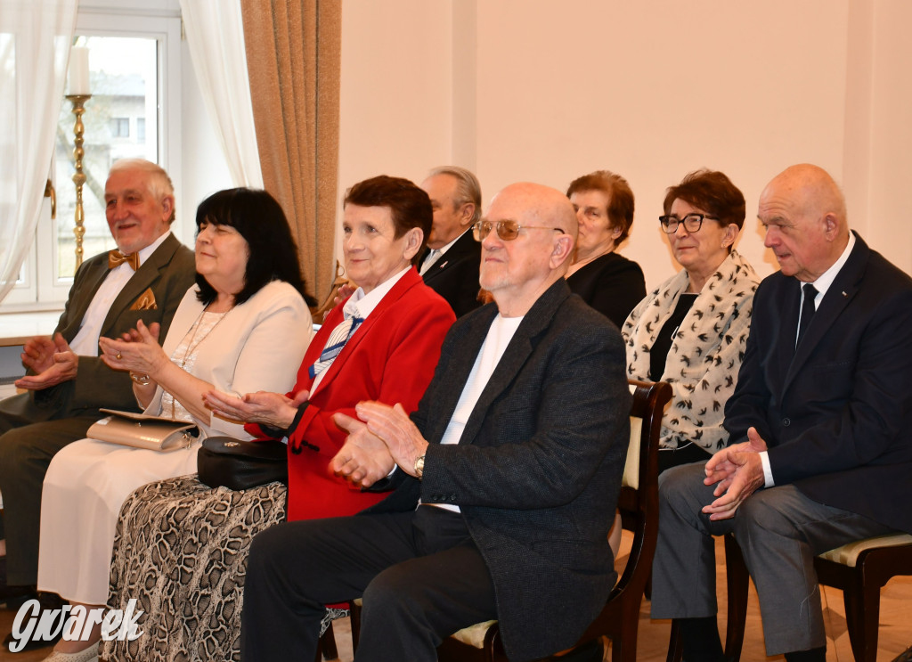 Tarnowskie Góry. 7 złotych par i 1 szmaragdowa