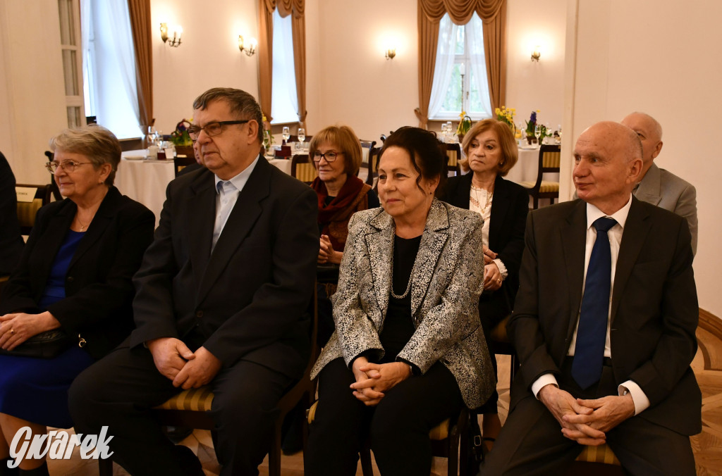 Tarnowskie Góry. 7 złotych par i 1 szmaragdowa