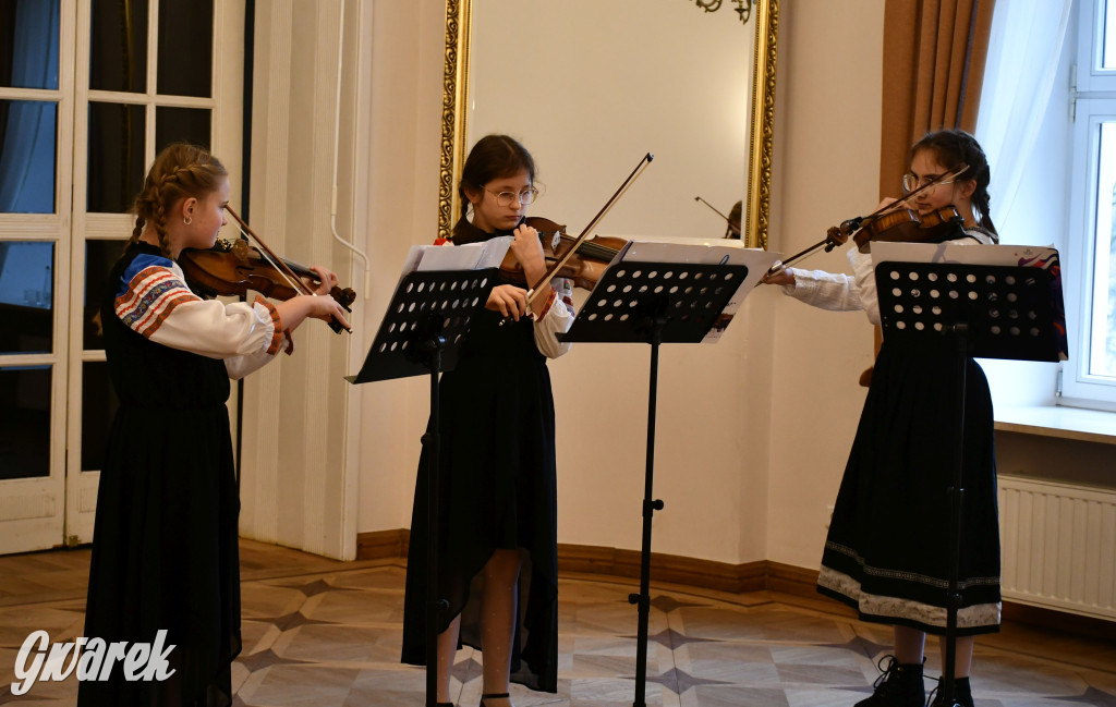 Tarnowskie Góry. 7 złotych par i 1 szmaragdowa