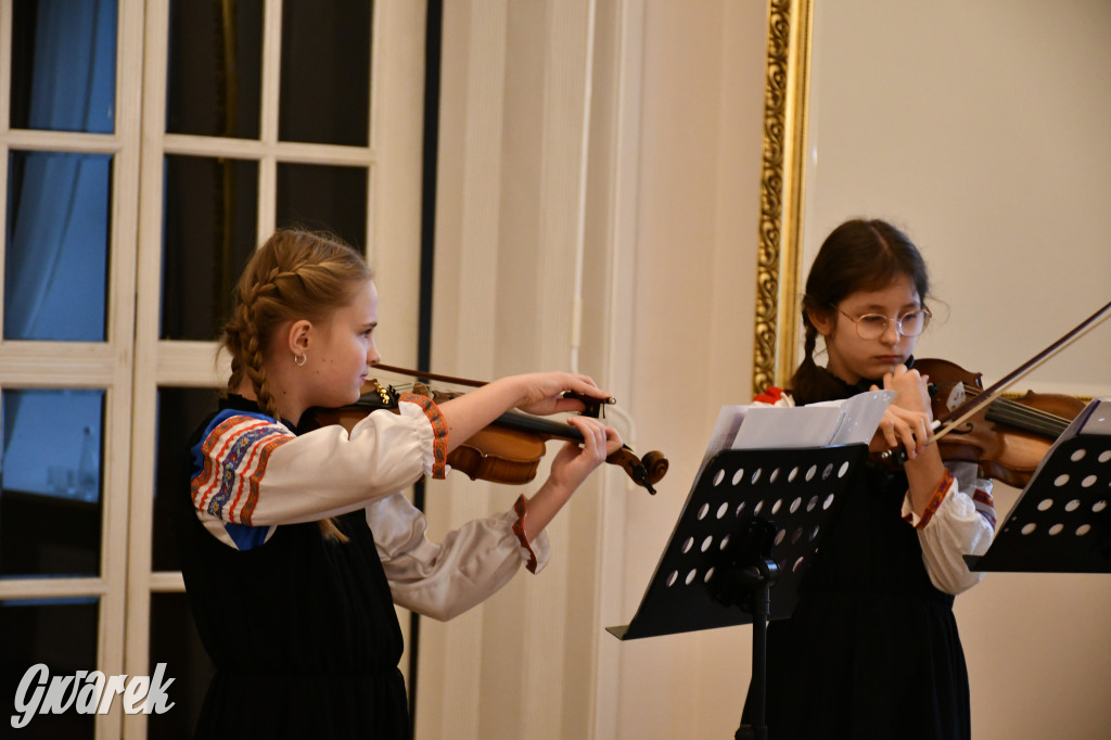 Tarnowskie Góry. 7 złotych par i 1 szmaragdowa