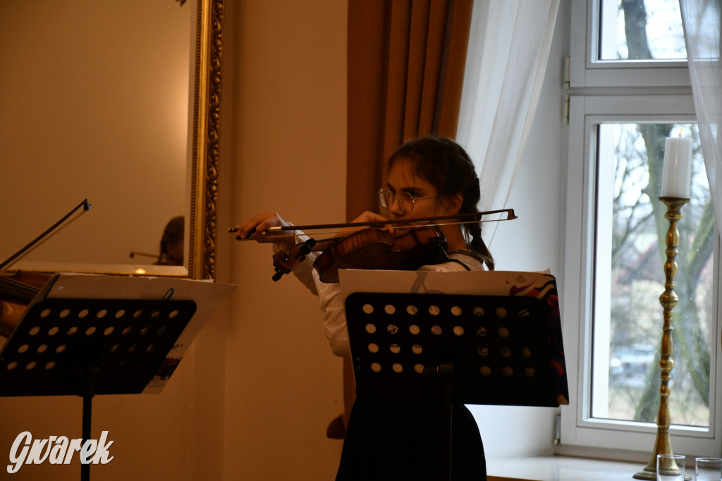 Tarnowskie Góry. 7 złotych par i 1 szmaragdowa