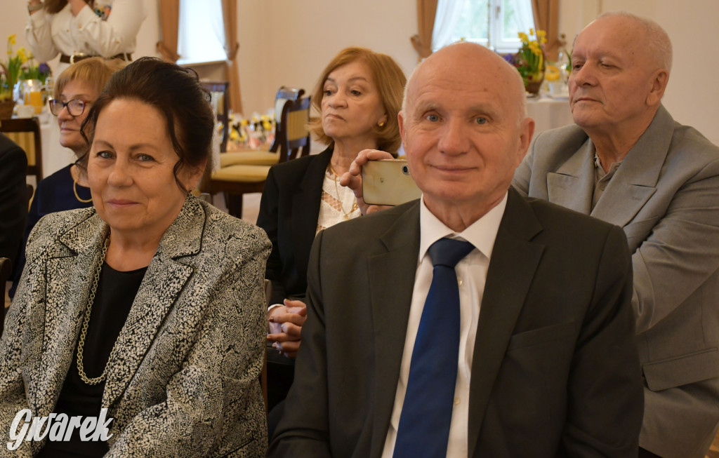 Tarnowskie Góry. 7 złotych par i 1 szmaragdowa