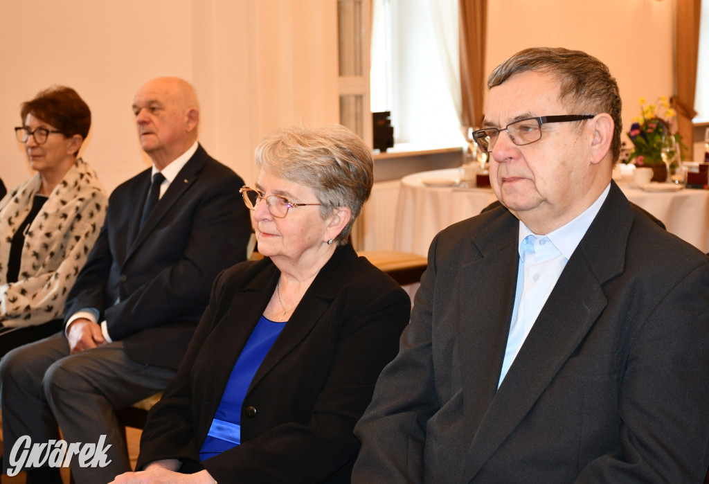 Tarnowskie Góry. 7 złotych par i 1 szmaragdowa