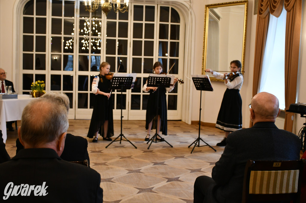 Tarnowskie Góry. 7 złotych par i 1 szmaragdowa