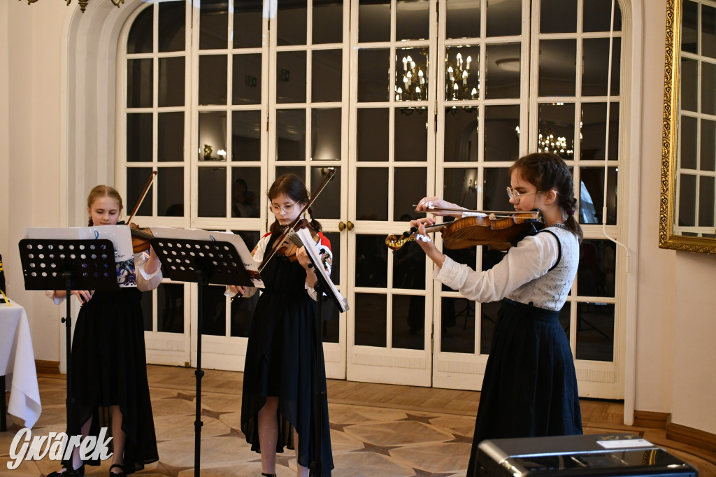 Tarnowskie Góry. 7 złotych par i 1 szmaragdowa