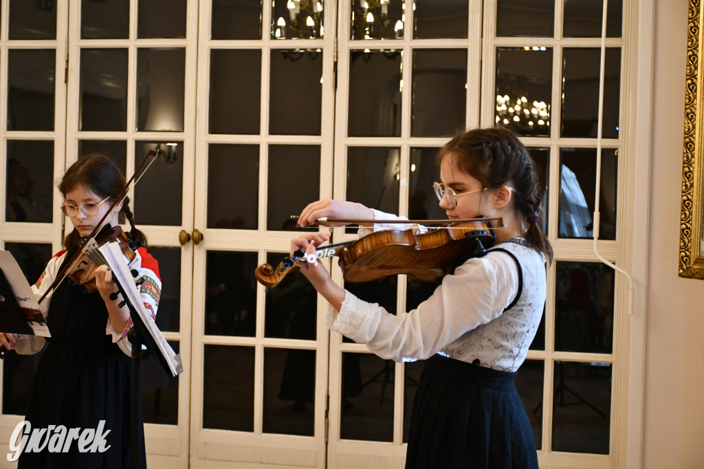 Tarnowskie Góry. 7 złotych par i 1 szmaragdowa