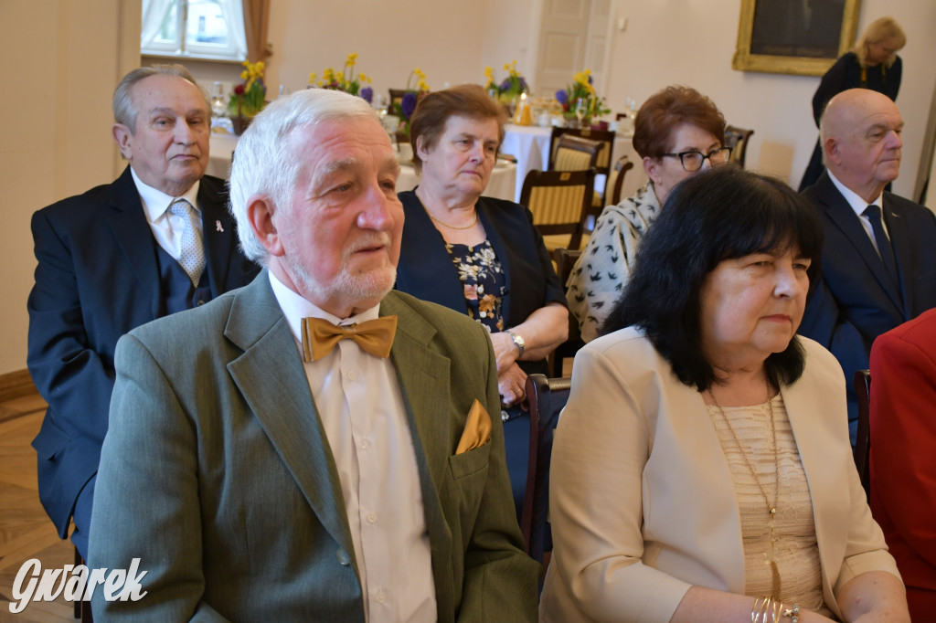 Tarnowskie Góry. 7 złotych par i 1 szmaragdowa