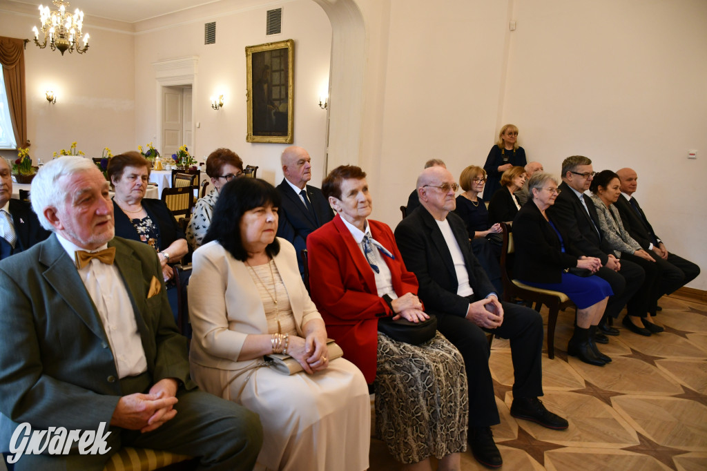 Tarnowskie Góry. 7 złotych par i 1 szmaragdowa