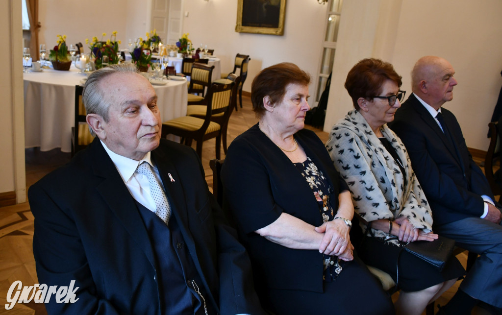 Tarnowskie Góry. 7 złotych par i 1 szmaragdowa