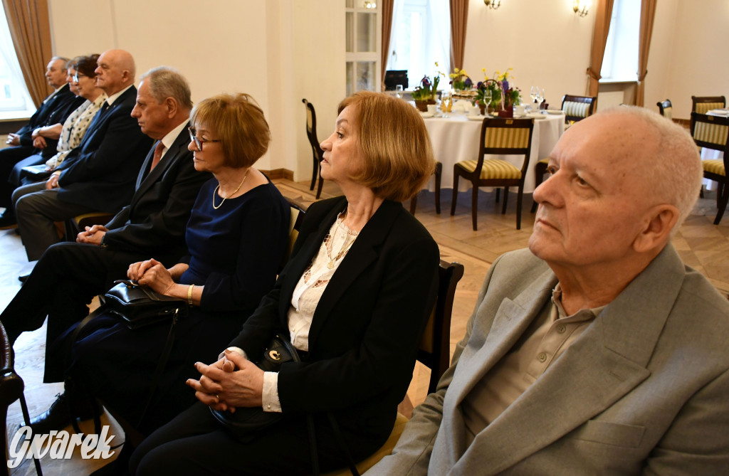 Tarnowskie Góry. 7 złotych par i 1 szmaragdowa