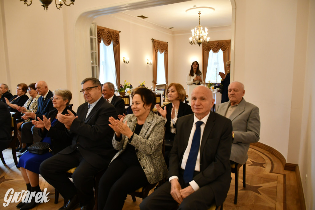 Tarnowskie Góry. 7 złotych par i 1 szmaragdowa