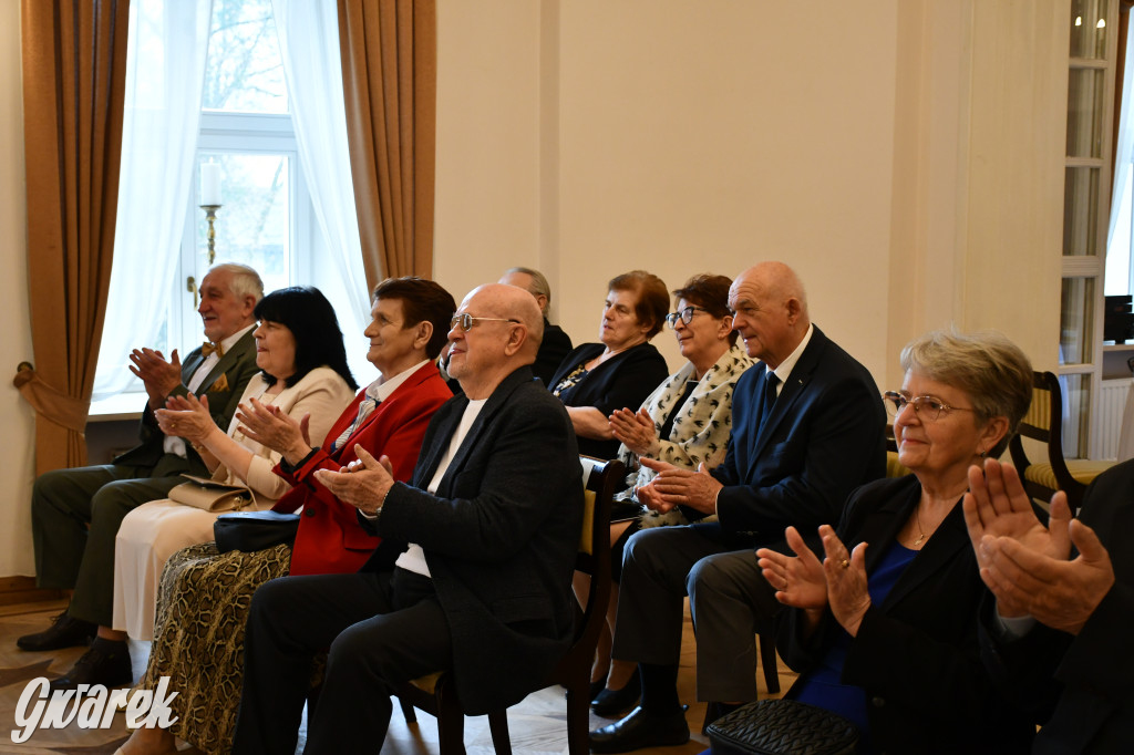 Tarnowskie Góry. 7 złotych par i 1 szmaragdowa