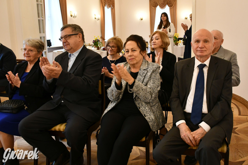 Tarnowskie Góry. 7 złotych par i 1 szmaragdowa