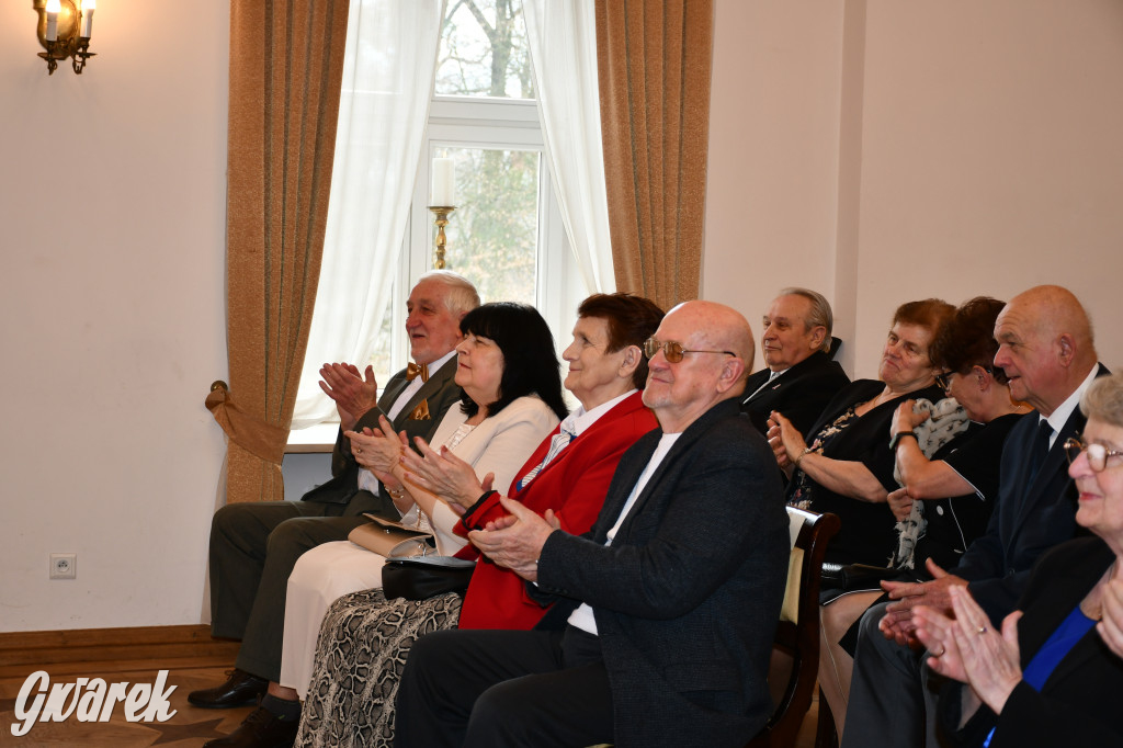 Tarnowskie Góry. 7 złotych par i 1 szmaragdowa