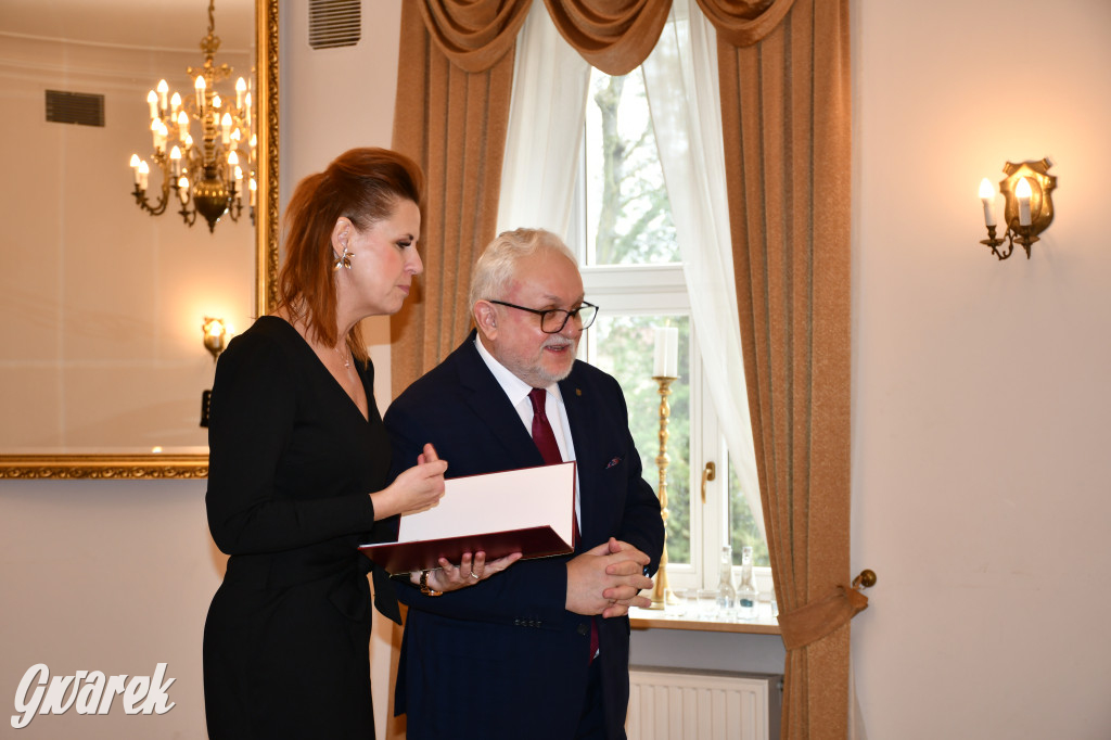 Tarnowskie Góry. 7 złotych par i 1 szmaragdowa