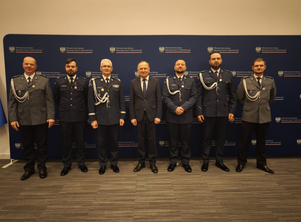 Narażali życie, by uratować piekarzanina. Dostali...