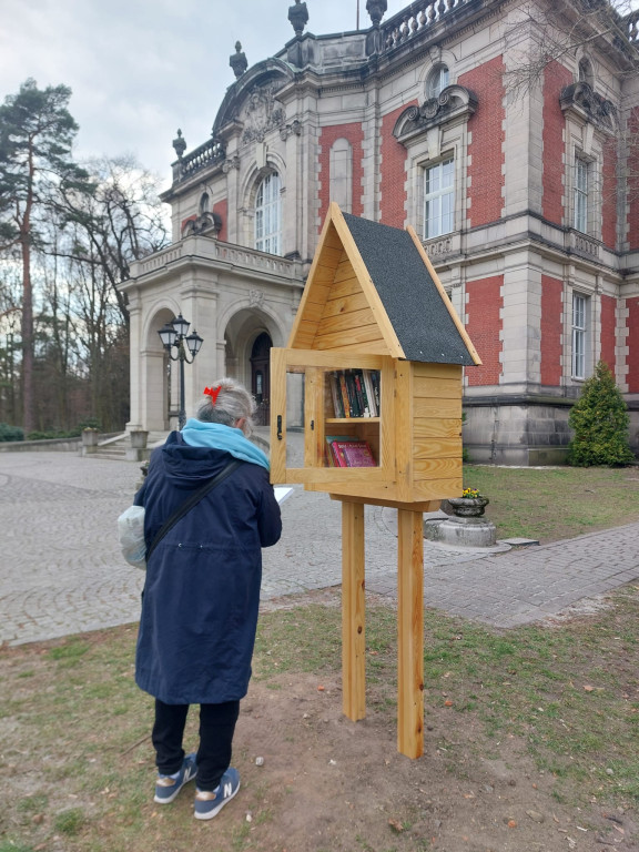 Uwalnianie książek w parku. Plenerowa biblioteka