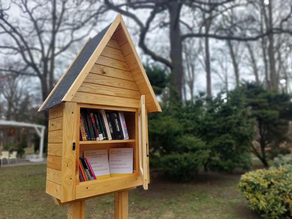 Uwalnianie książek w parku. Plenerowa biblioteka
