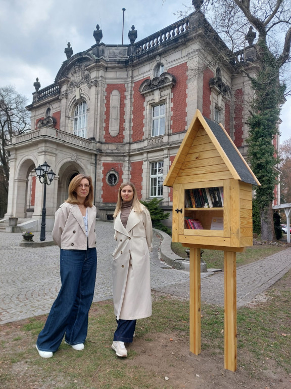 Uwalnianie książek w parku. Plenerowa biblioteka
