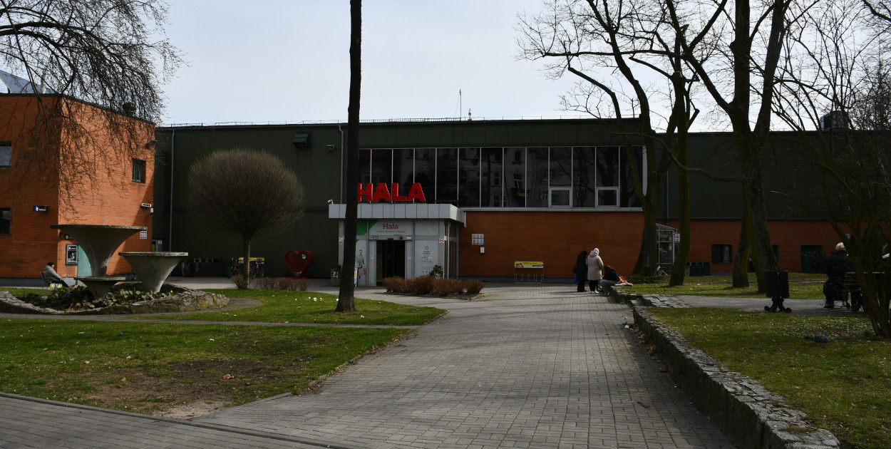 Tarnowskie Góry. Co ze skwerem przed halą targową?