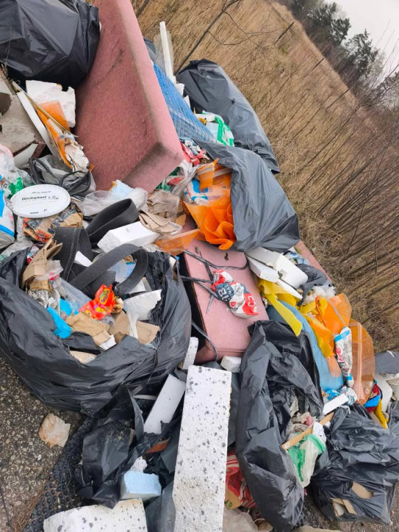 Tarnowskie Gór. Kto wyrzucił śmieci przy Zagórskiej?