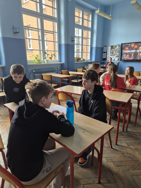 Radzionków. Presja rówieśników i dwie uczennice w akcji