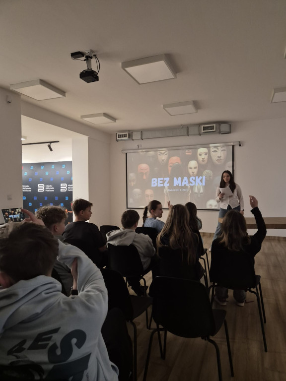 Radzionków. Presja rówieśników i dwie uczennice w akcji