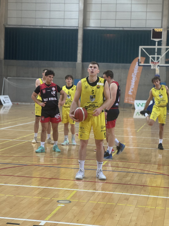 Brawa dla naszych koszykarzy. Mają awans!