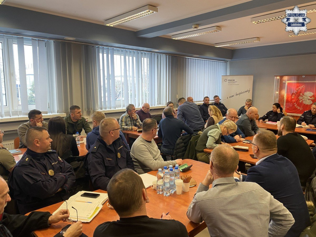 18-latek w rękach policji, sokistów i żołnierzy