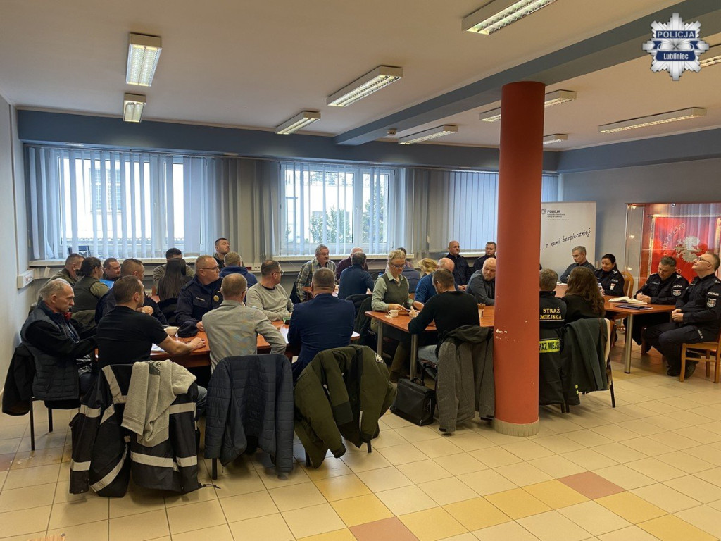 18-latek w rękach policji, sokistów i żołnierzy