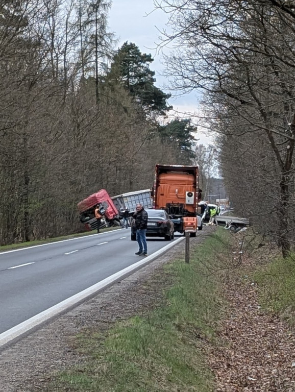 Świerklaniec. Wypadek na DK 78. Jedna osoba nie żyje, dwie trafiły do szpitala